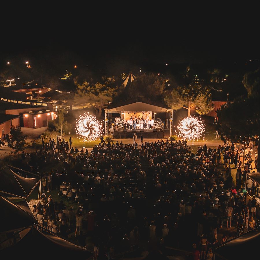 Il palco e il pubblico durante la serata dei 40 anni del Pappasole