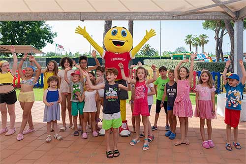 Children with the Pappasole Camping Village Mascot