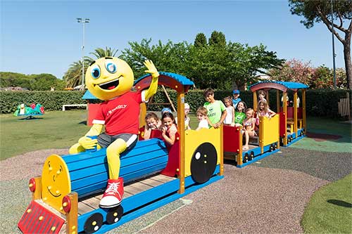 Children on the train with the Pappasole Camping Village Mascot
