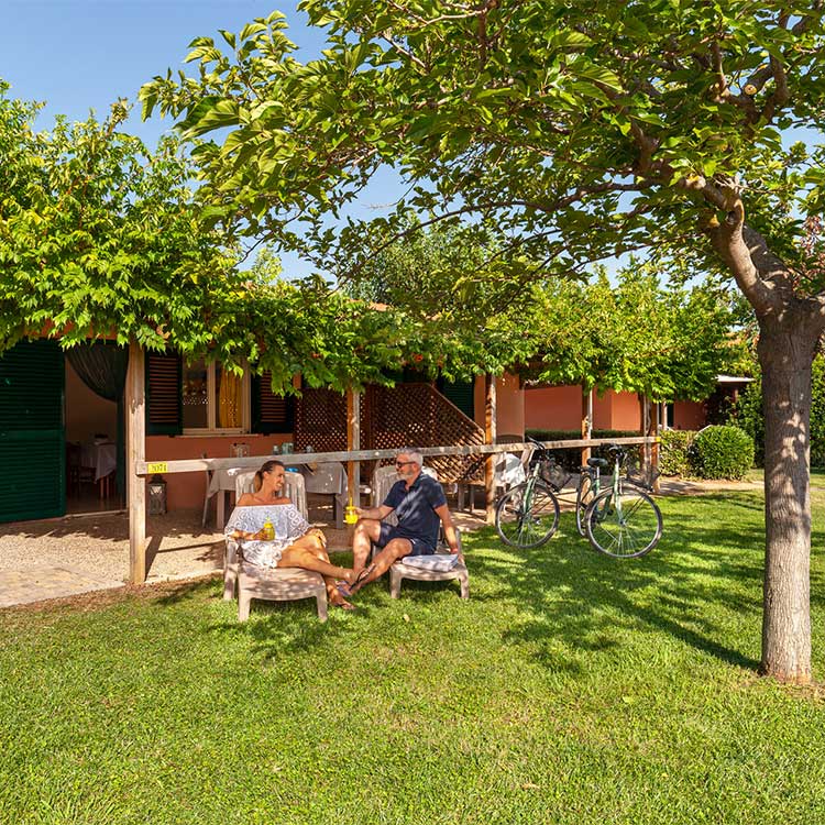 Relax nell'ampio spazio prato davanti al Bungalow De Luxe