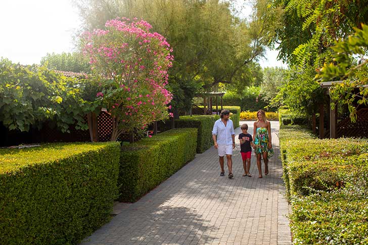 Famiglia nel viale del Camping Village Pappasole