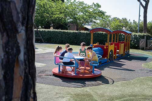 Kinder spielen auf dem Spielplatz im Pappasole Camping Village
