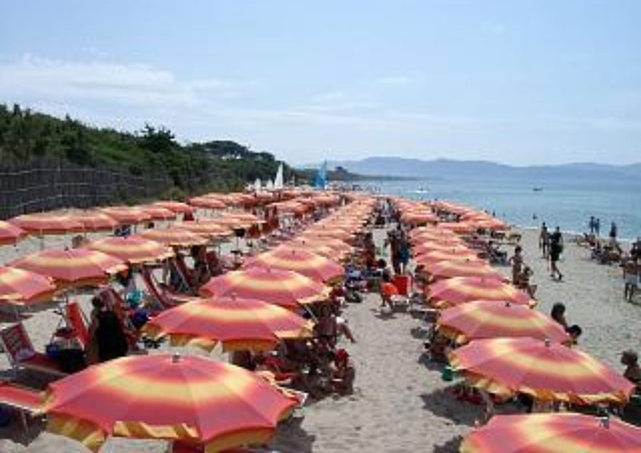 Il mare di fronte al Pappasole Camping Village