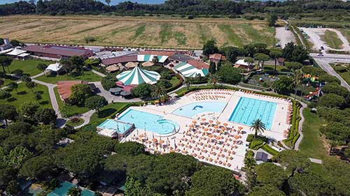 Vista dall'alto del Parco Piscine del Pappasole Camping Village
