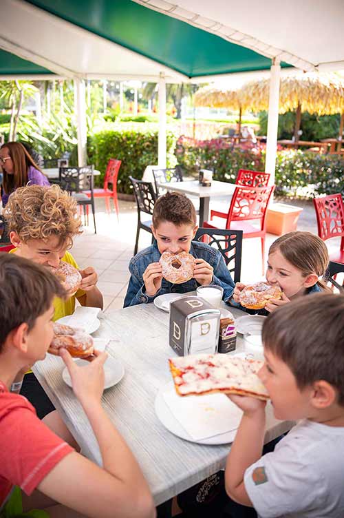 Kinder an der Pappasole Bar