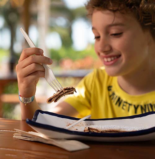 Ein Kind isst ein Dessert in der Pappasole Bar