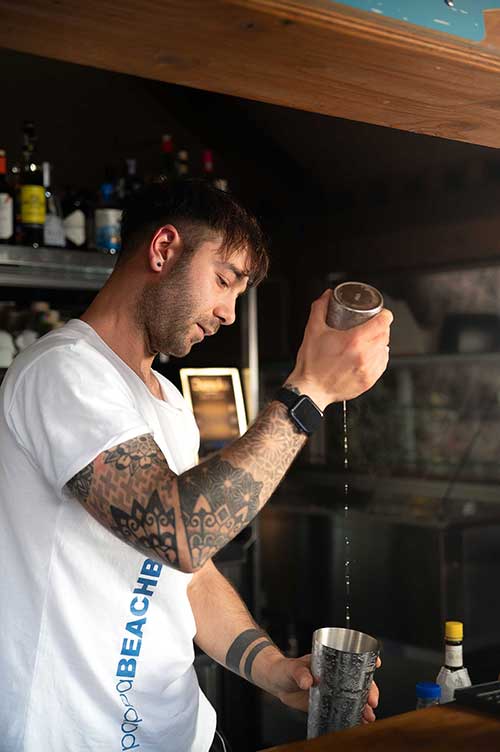 Cocktailzubereitung in der Pappasole Beach Bar