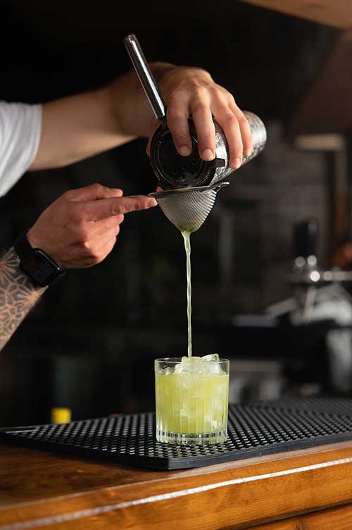 Cocktailzubereitung in der Pappasole Beach Bar