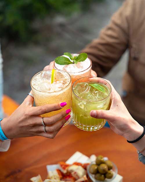 Cocktails mit Freunden in der Pappasole Beach Bar