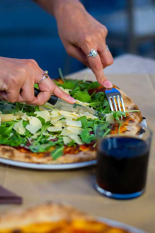 Pizza serviert im Pizzeria-Restaurant Pappasole