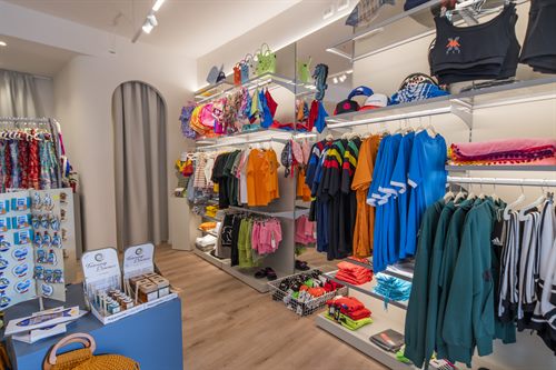 Bademode, T-Shirts und Strandaccessoires in der Boutique im Pappasole Camping Village