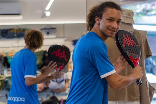 Junger Mann in Pappasole-Sportkleidung mit einem Padel-Schläger