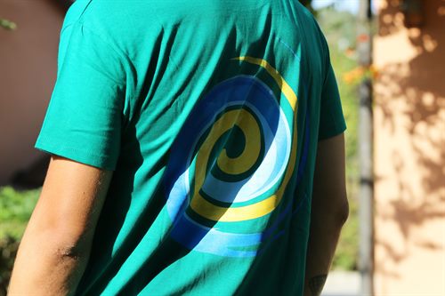 T-Shirt mit dem auf den Rücken gedruckten Logo des Pappasole Camping Village
