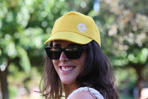 Mädchen mit Kappe mit dem Logo des Pappasole Camping Village