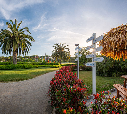 Viale con indicazione dei servizi del Pappasole Camping Village