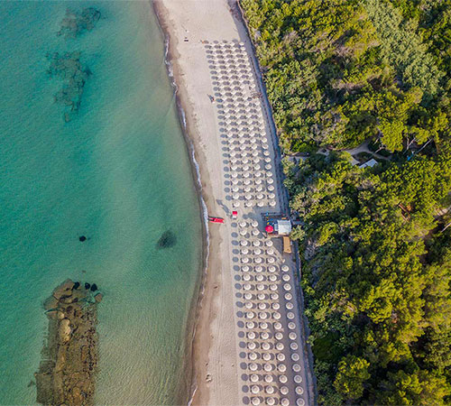 Spiaggia di sabbia fine attrezzata del Pappasole Camping Village