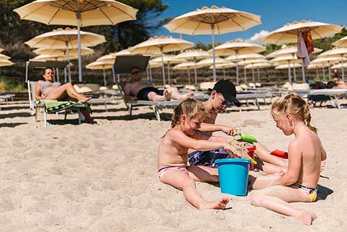Spielende Kinder im Strandresort Pappabeach